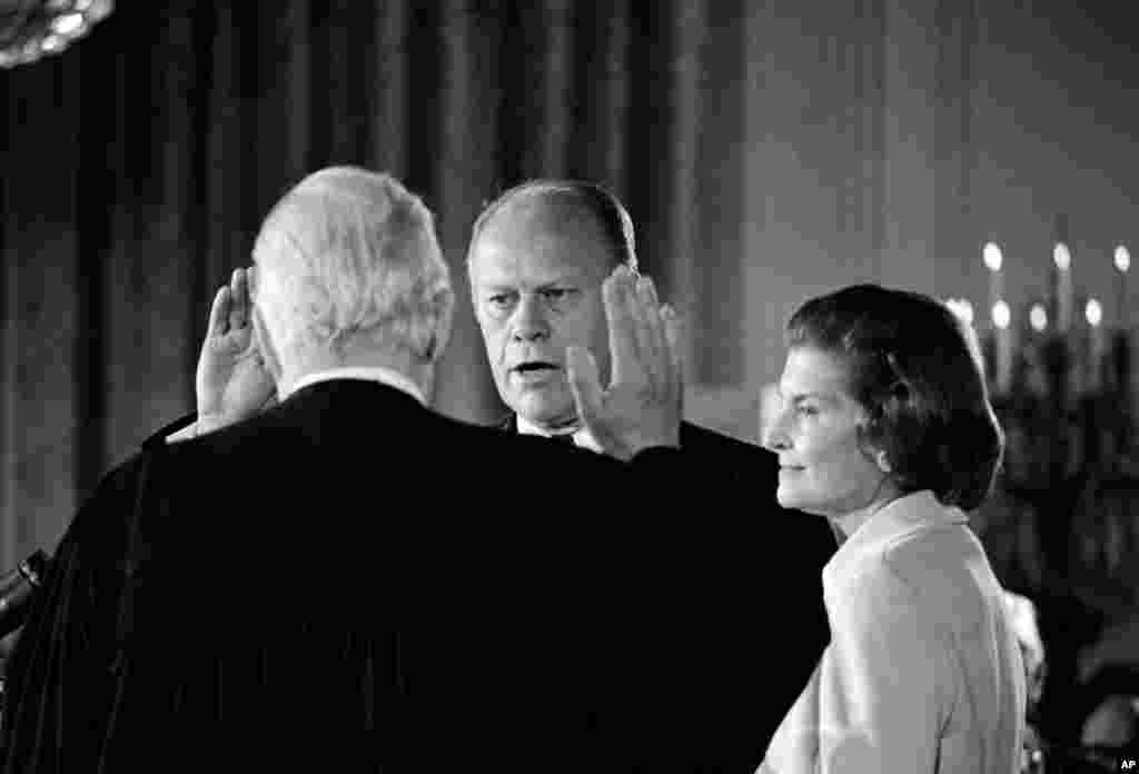 Джеральд Форд принимает присягу в качестве 38-го президента Соединенных Штатов в Белом доме, рядом с ним – его жена Бетти. Инаугурация состоялась 9 августа 1974 года, в день отставки президента Никсона  