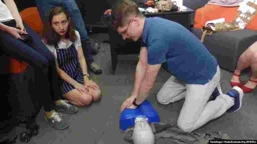 Олександр тренується на манекені проводити реанімаційні заходи – штучне дихання та непрямий масаж серця за схемою 2х30 (два вдихання, тридцять натискань на ділянку, де розташоване серце)