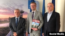 Главный эрзянский старейшина Сыресь Боляень, посол Эстонии в Киеве Каимо Кууск и представитель киевской общины эрзян Дмытро Левусь