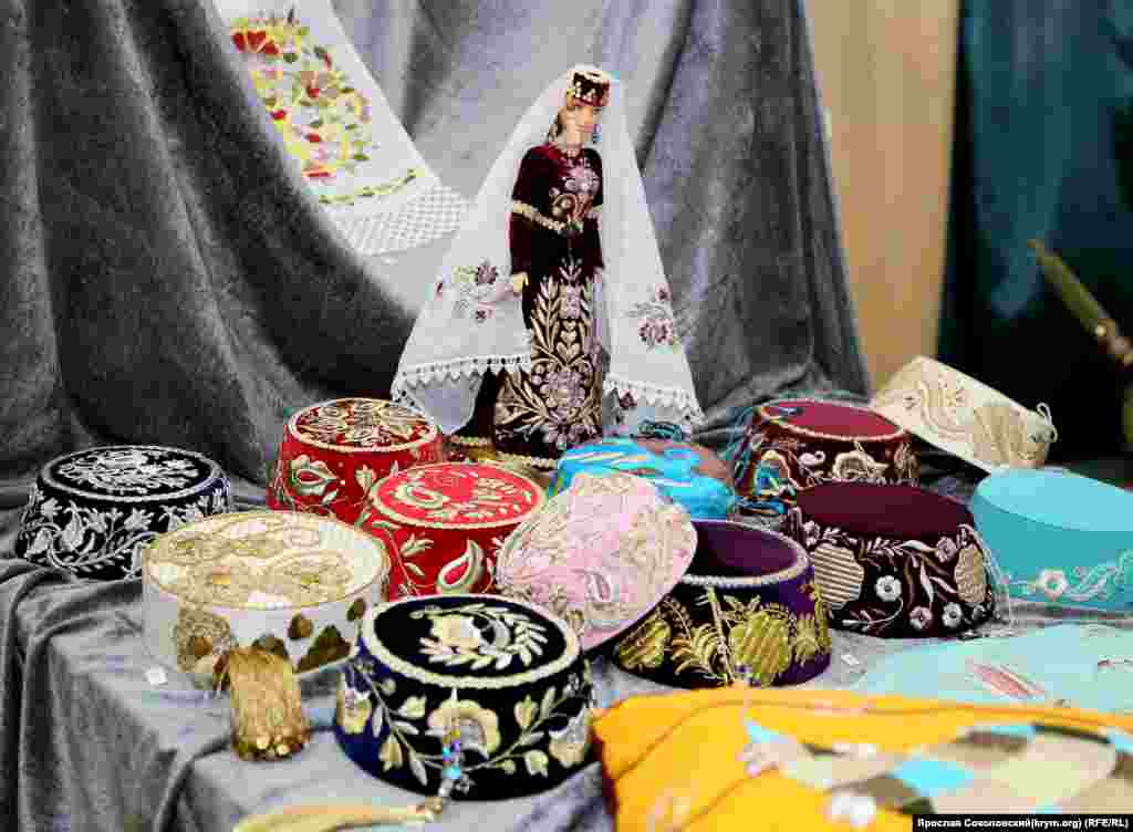 Поскольку крымскотатарские девушки, как правило, не носили не только паранджу, но даже хиджаб, то особой популярностью у них пользуются фески. За историю этого головного убора появились многие тысячи способов и орнаментов для его украшений. Особенно большим спросом пользуются фески вышитые золотом по бархату.