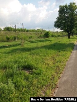 У цій частині міста залізниця має насип, а у деяких місцях – навпаки, заглиблення. Травень 2021 року