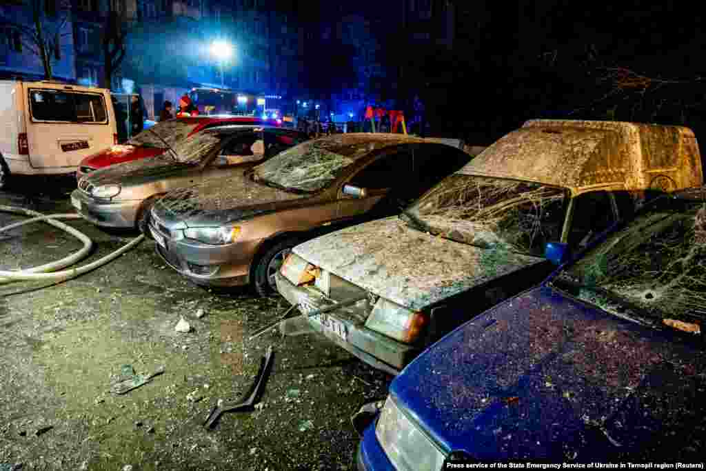 Пошкоджені автомобілі поряд із будинком, у який влучив російський безпілотник. Мешканець пошкодженого будинку Іван Миколайович, розповів кореспонденту Радіо Свобода, що його автомобіль також було пошкоджено внаслідок вибуху. «Пробите колесо, «крило», дах і скло побите. Побита машина, двері не відчиняються», – каже чоловік