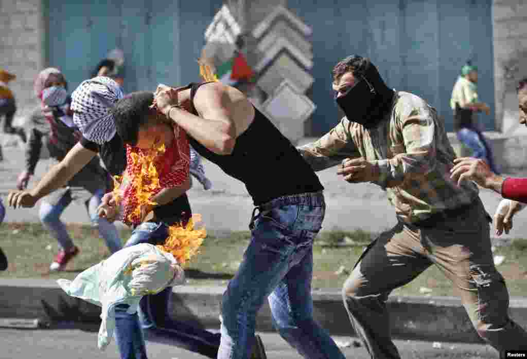 Палестинец, неудачно пытавшийся бросить "коктейль Молотова" в израильских солдат. Хеврон. 13 октября 2015 года. 