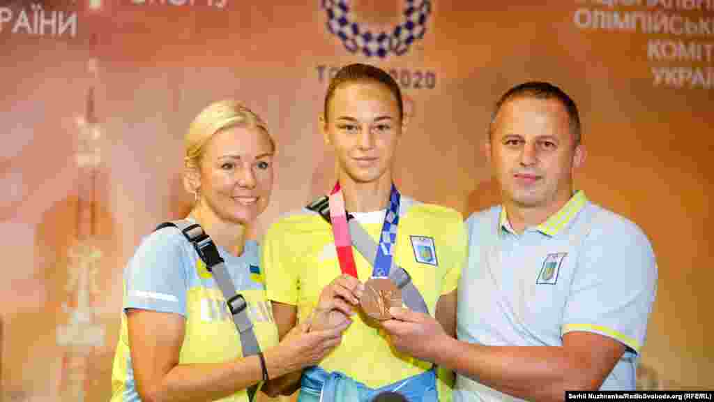 Дар'я Білодід в обіймах батьків у прескутку в аеропорту «Бориспіль». Цікаво, що батьки не хотіли, щоб Дар'я займалася дзюдо, і спочатку віддали її на художню гімнастику