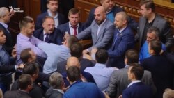 Рада підтримала законопроект Порошенка про реінтеграцію Донбасу (відео) Рада підтримала законопроект Порошенка про реінтеграцію Донбасу (відео)