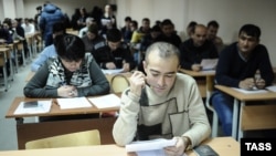 Трудовые мигранты в России во время экзамена по русскому языку. Архивное фото.