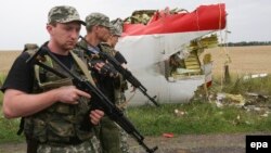 Бойовики угрупування «ДНР» біля обломків «Боїнга-777», 18 липня 2014 року