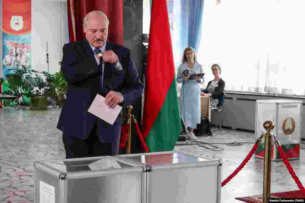 Президент Белоруссии Лукашенко принял участие в голосовании в Минске. Вот как это выглядело. Там же, на избирательном участке, Лукашенко заявил, что "готов к диалогу с оппонентами власти", но не допустит "провокаций". Что он понимает под словом "провокация", он тоже пояснил 