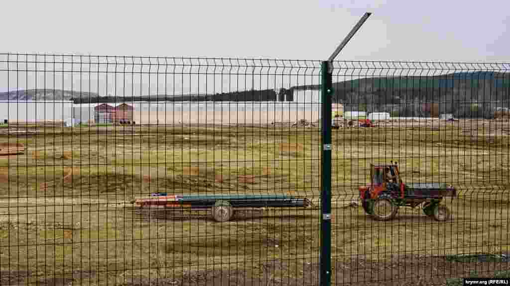 Строительно-монтажные работы на частной территории – земле инвестора из соседней России – продолжаются. Проектная мощность комплекса составляет 14 тысяч тонн томатов в год. Полностью завершить строительство объекта должны к августу 2020 года. Когда-то здесь выращивали известные сорта крымских яблок, такие как Кандиль Синап