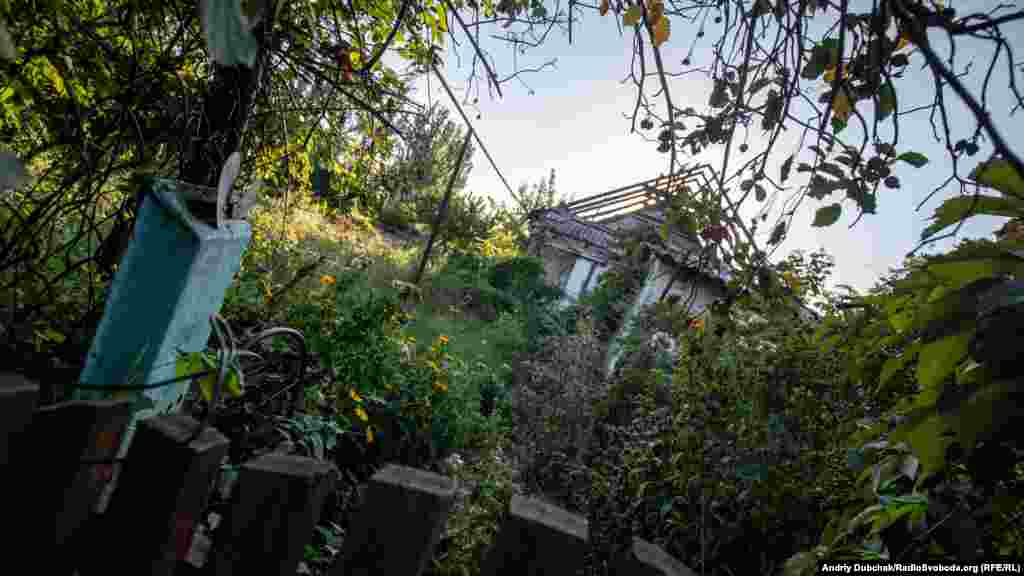 У селище ми приїхали надвечір. Усе село потрощене артилерією і спалене вогнем у перші роки війни. Зараз його захопили густі чагарники та суцільне павутиння хмелю