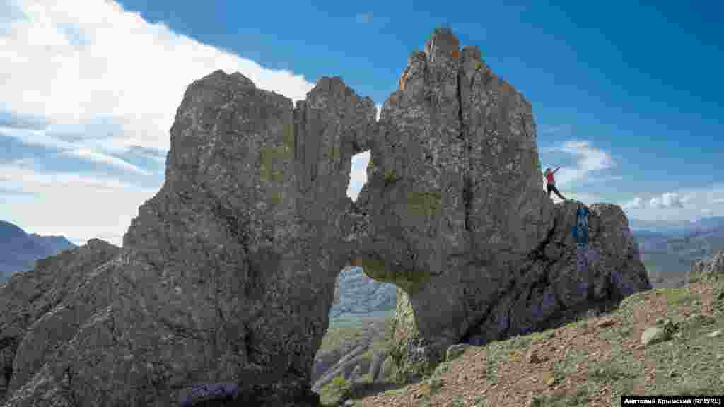 Эта арка посредине хребта получила название «Целующиеся медвежата» или Эки-Ага-Карда (с крымскотатарского – «старший и младший братья»). Существует легенда о двух окаменевших братьях, проклятых за взаимную вражду