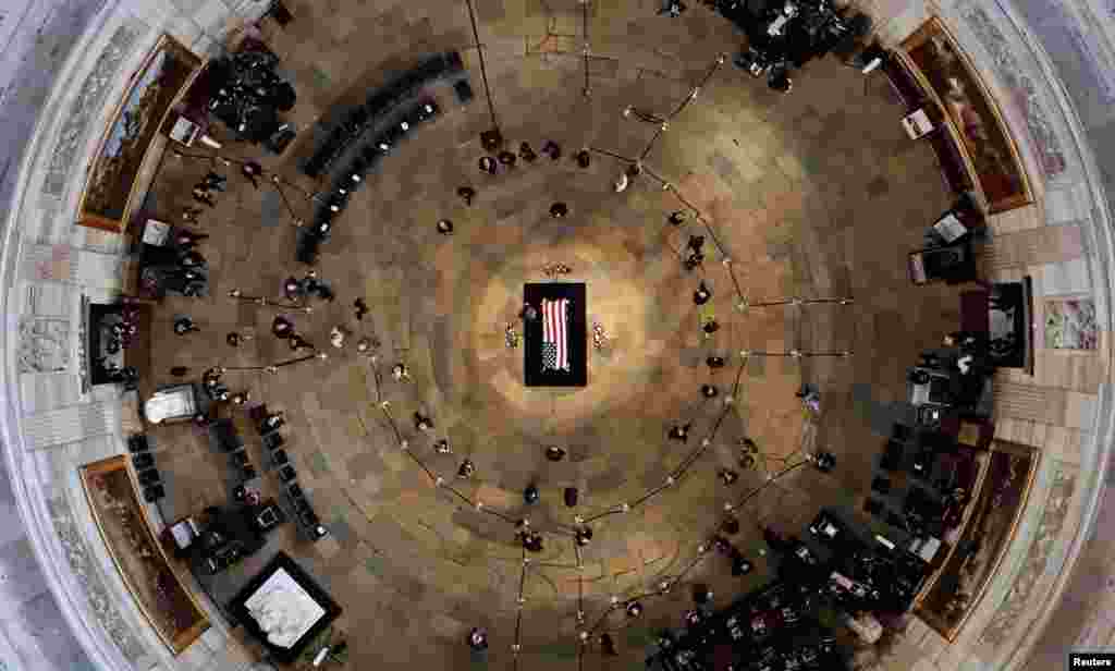 Сначала гроб с телом Маккейна находился в ротонде Капитолия – «сердце» американского парламента. За всю историю такая честь выпадала только 30 выдающимся деятелям США