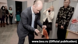 Николай Мошкин пробует силы в традиционной бурятской забаве