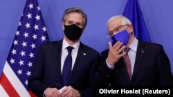 Брюссель - Державного секретаря США Ентоні Блінкена вітає глава зовнішньої політики Європейського Союзу Жозеп Боррель напередодні зустрічі в Брюсселі, Бельгія, 24 березня 2021 року