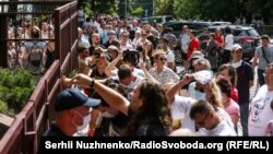 На виборчу дільницю запрошують по одній-дві людини