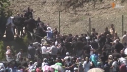 Potočari: Napadnut premijer Srbije Aleksandar Vučić Potočari: Napadnut premijer Srbije Aleksandar Vučić