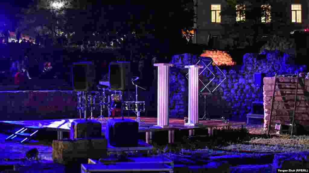 Установленная в Античном театре сцена ждет представления с участием «античных богов» 