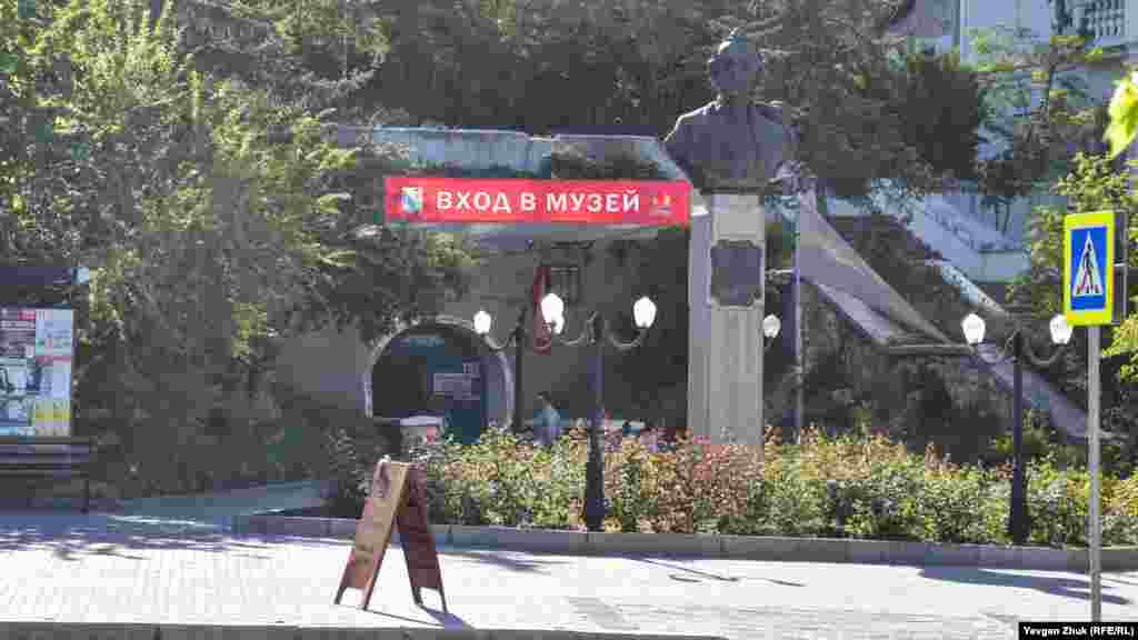 Вход в музей со стороны площади Суворова 