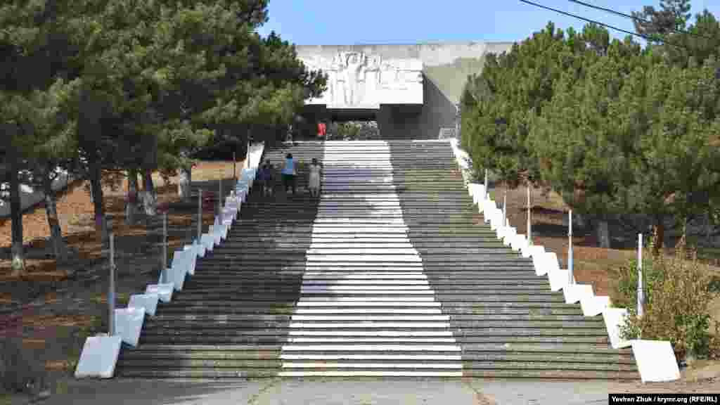 Памятник победе во Второй мировой войне. Надпись гласит: «Благодарные угловчане – павшим за Родину»