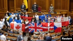Депутати у Верховній Раді тримають державні прапори країн-партнерів України, щоб висловити свою вдячність за політичну підтримку та військову допомогу Українській державі. Київ, 1 лютого 2022 року