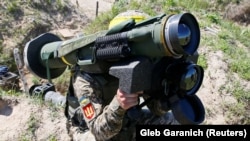 Український військовий із переносним протитанковим ракетним комплексом «Джавелін» під час навчань у травні 2021 року. Фото: Reuters