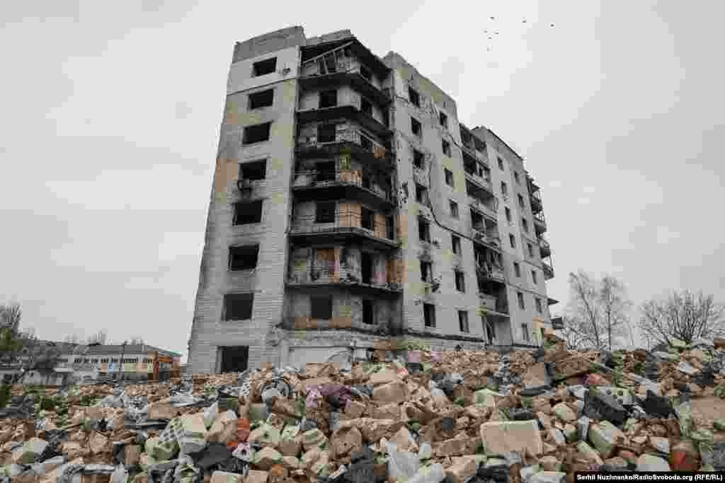 На так званому «колі» стояв будинок №429. Місцеві називали його «У Саші» — за назвою сусіднього ресторану. Російські війська вдарили по ньому і сусідньому будинку вранці 1 березня 2022 року. Це були перші будинки, на які скинули авіабомби. Багатоповерхівки частково завалилися і згоріли.Фото від квітня 2022 року та квітня 2025 року