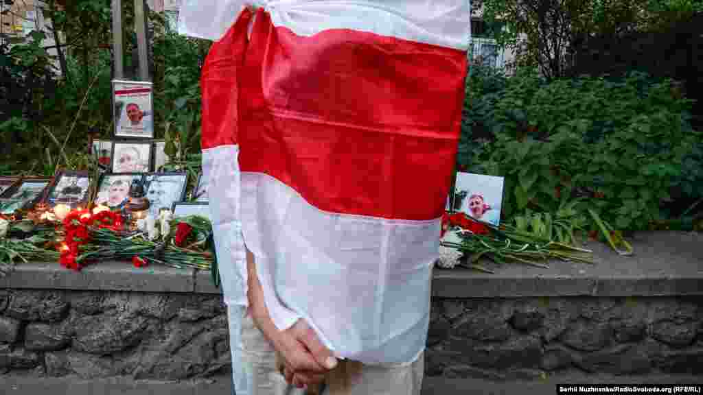 Голова громадської організації «Білоруський дім в Україні» Віталій Шишов зник у Києві 2 серпня. Він вийшов на ранкову пробіжку і не повернувся. 3 серпня його знайшли повішеним у лісопарку на околиці Києва. Поліція відкрила кримінальне провадження за статтею про умисне вбивство і розглядатиме всі версії, в тому числі вбивство, замасковане під самогубство. НА ЦЮ Ж ТЕМУ