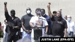 «Я пишаюся протестами, проте не пишаюся руйнуваннями», – сказав Терренс Флойд (в центрі)