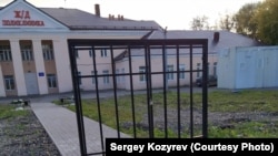 Ворота около больницы в Череповце