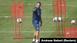 Trener Bayern Municha Hans-Dieter Flick tokom treninga 24. aprila, u vrijeme pandemije u Minhenu