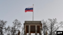 Прапор над посольством Росії в Берліні