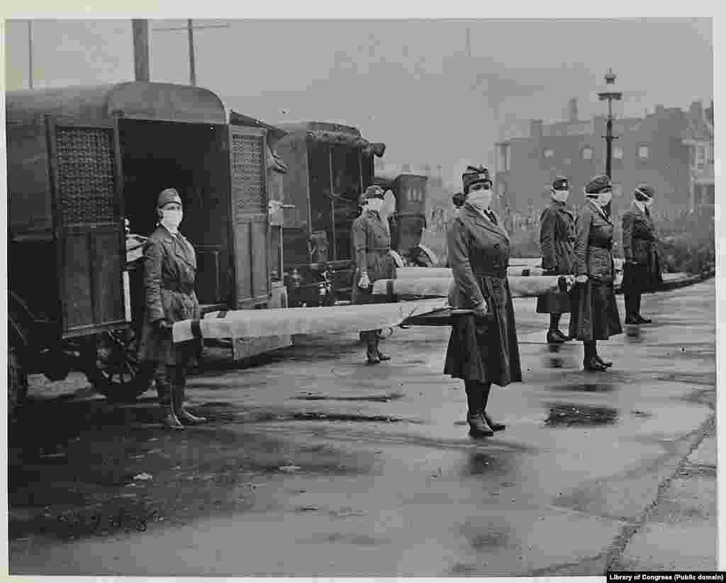 Працівники Червоного Хреста в Сент-Луїсі в розпал епідемії «іспанки» в жовтні 1918 року.