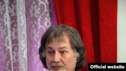 Поет Богдан Стельмах представляє у Меморіальному музеї свою нову книжку спогадів про Володимира Івасюка «Запроси мене у сни свої». Чернівці, 6 жовтня 2006 року. (фото з сайту: www.ivasyuk.org.ua)