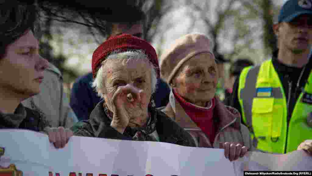 Их с полсотни, преимущественно – это пожилые люди