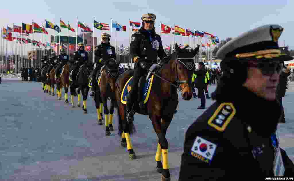 Кордони поліції біля стадіону, де проходить церемонія відкриття зимової Олімпіади 2018 року в Пхьончхані 