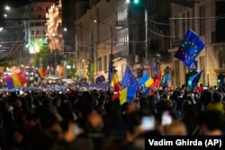 Сторонники Никушора Дана празднуют победу на улицах после закрытия избирательных участков. Бухарест, 18 мая 2025 года