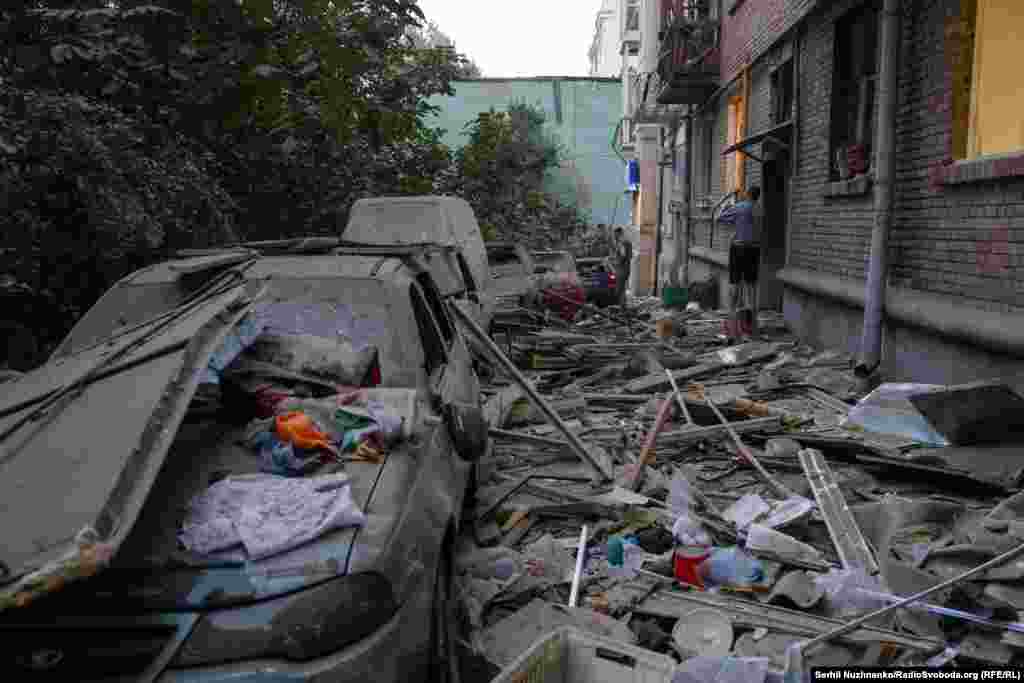 Od jačine raketnog napada uništeni su prozori, oštećeni automobili širom ove gradske četvrti.