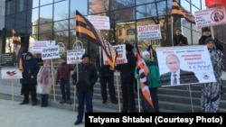 Нодовцы с плакатами против "иностранных консультантов"