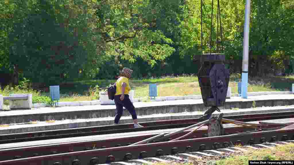 Жительница села переходит через пути на станции «Верхнесадовая»