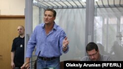 Адвокат Валентин Рибін (стоїть), світлина із зали суду