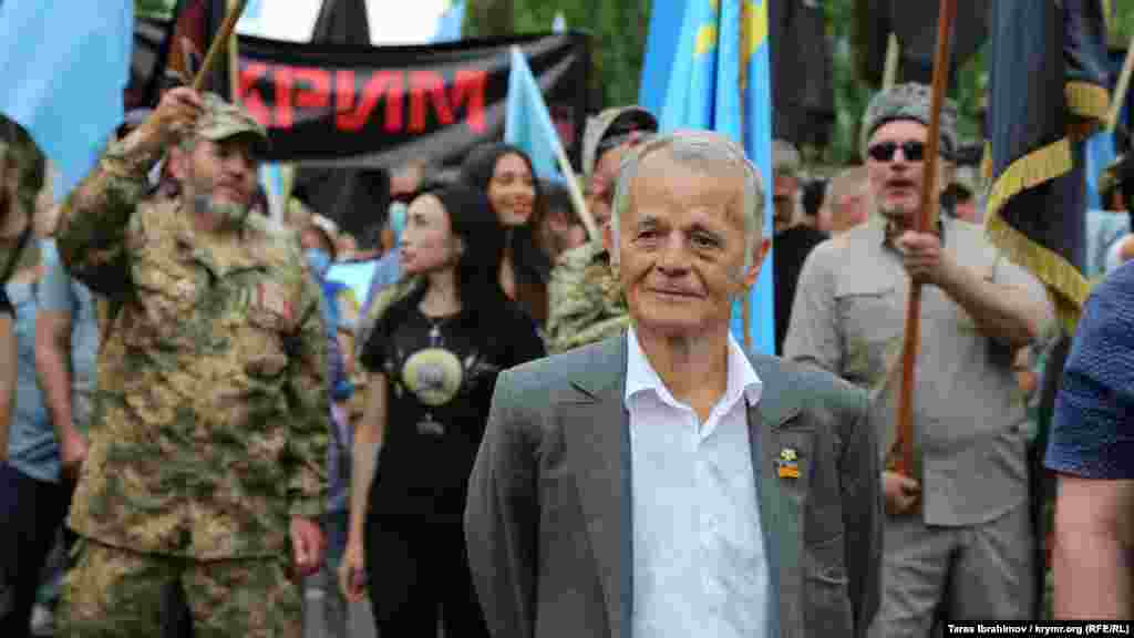 Впереди колонны шли лидер крымских татар Мустафа Джемилев и заместитель главы Меджлиса Ильми Умеров. Вместе с ними колонну возглавлял Смаил Меметов – самый пожилой военный из числа тех крымских татар, которые брали участие в боевых действиях на Донбассе