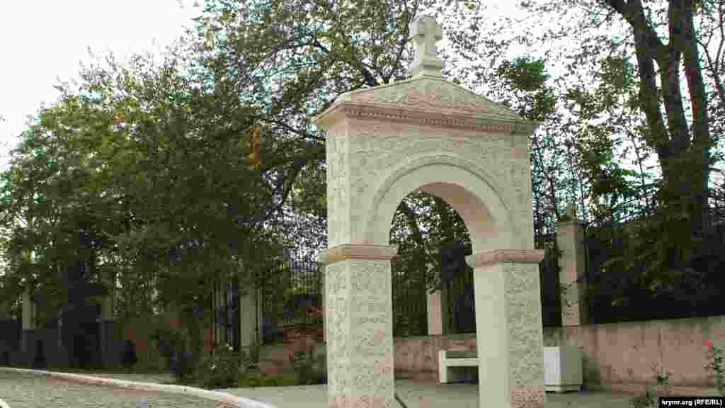 Арка у входа на подворье храмового комплекса с надписью «Благословение святой обители»