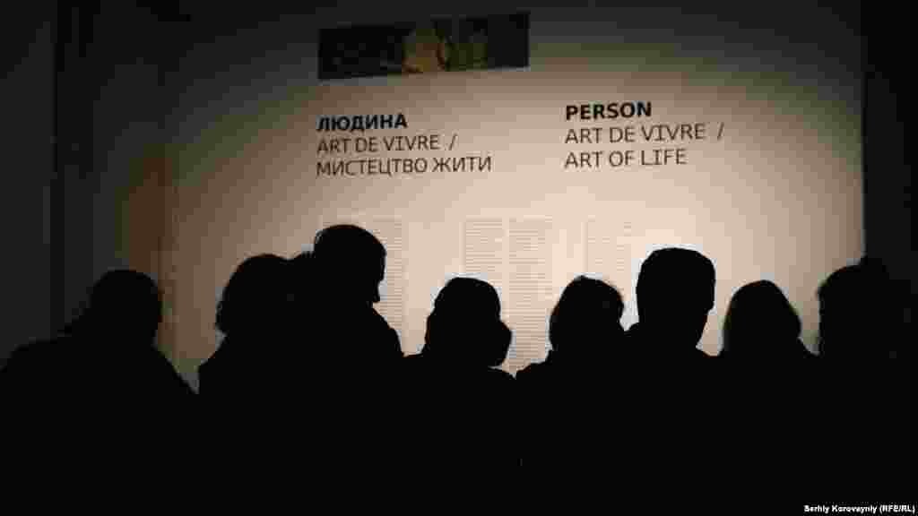 Вся виставка має три секції: «Війна», «Тоталітаризм», та «Людина»