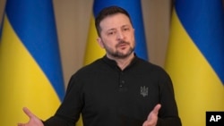 «Для нас это – красные линии: признавать какие-либо временно оккупированные территории как неукраинские, а российские», – сказал Зеленский