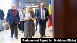 Reprezentanții fracțiunii Partidului Comuniștilor se îndreaptă spre sala de ședințe pentru consultări cu premierul desemnat, Alexandru Munteanu.