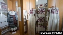 Экспонаты с крымской вышивкой в Музее украинской вышивки имени Веры Роик
