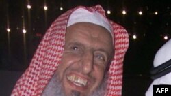 Saudi Arabia -- King Abdullah bin Abdul Aziz (R) holds the hand of the kingdom's Grand Mufti Sheikh Abdul Aziz al-Shaikh, Riadh, 22Oct2002