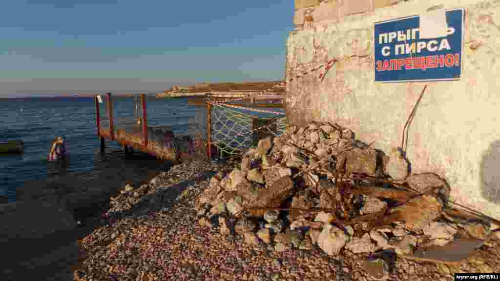 В Севастополе бархатный сезон 2016 года ознаменовался частичным сносом ограждения спасательной станции на Песочном пляже.