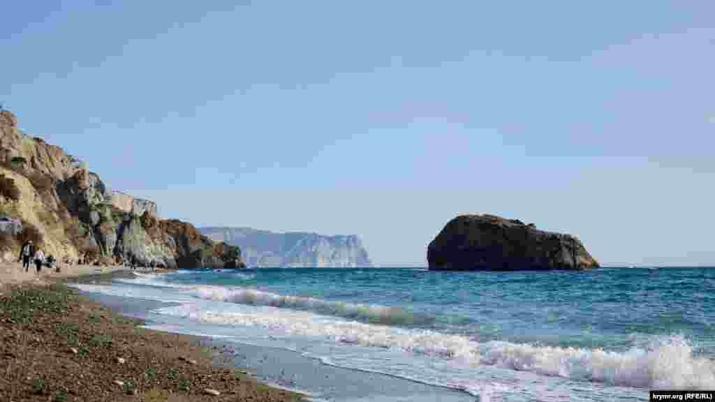 Вдали в тумане – мыс Айя, его высота более 600 метров