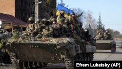 Ілюстраційне фото: військовослужбовці України їдуть на бронетранспортерах у звільненому від російських військових місті Тростянці Сумської області, 28 березня 2022 року